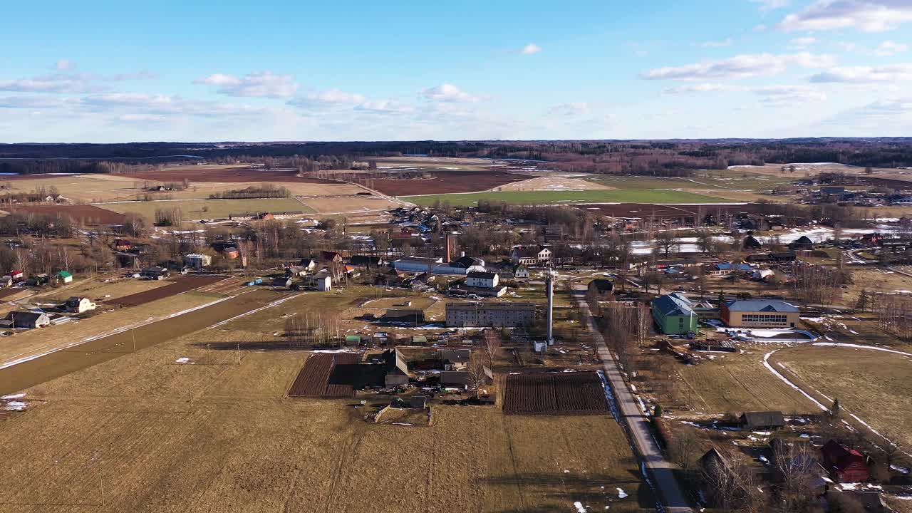 낮에 시골 농업 분야에 대한 공중 광각 조감도