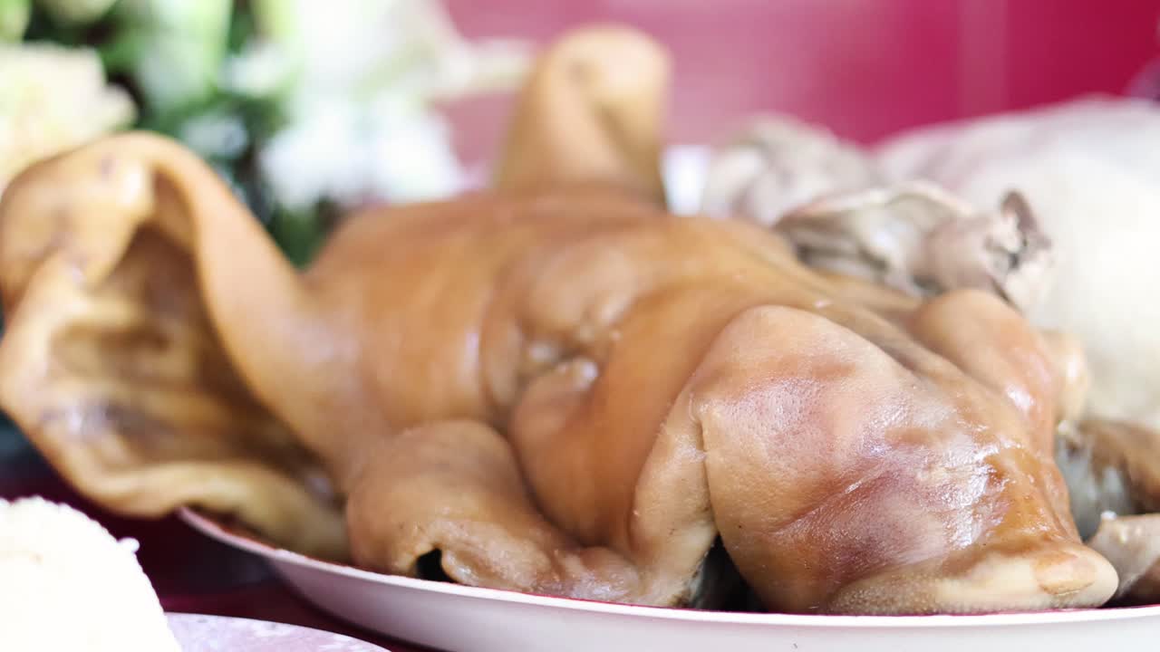 una mosca se mueve alrededor de un plato de pollo asado.