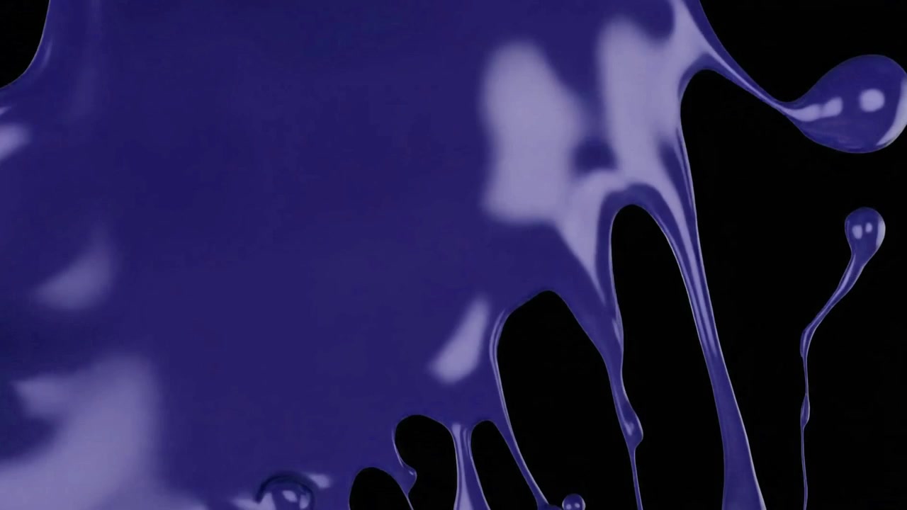 Liquido viola denso che cola su sfondo nero