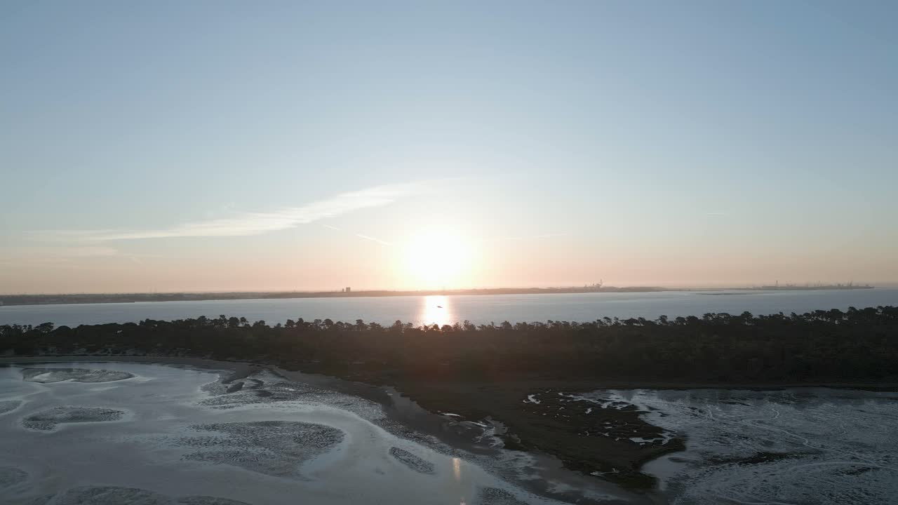 트로이아 섬에서 해가 뜨는 날아다니는 새들의 느린 움직임