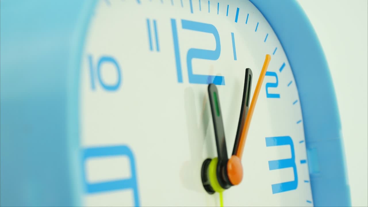 el lapso de tiempo, el reloj de pared azul dice la hora de las doce.