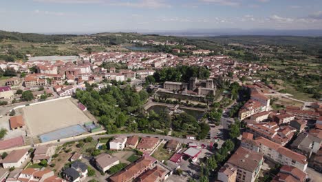 vista aérea del pintoresco pueblo español del centro de la ciudad