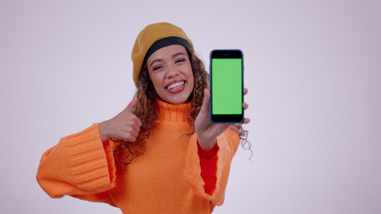 mujer feliz, maqueta de teléfono y pulgares hacia arriba con verde