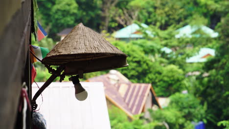 Traditioneller-Thailändischer-Hut,-Der-Die-Lampe-Eines-Gebäudes-Dekoriert