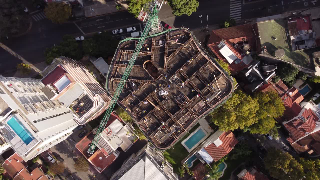 sitio de construcción y trabajadores trabajando