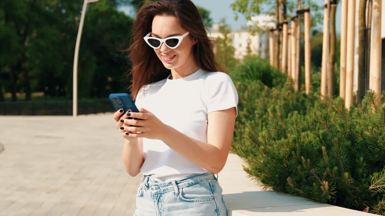 Donna che usa il telefono in un parco