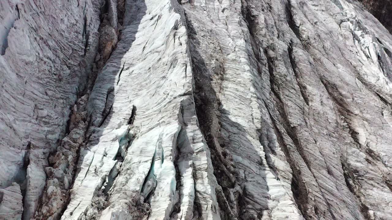 스위스-2에서 2'800m에 있는 스위스 알프스의 서스텐파스 지역에서 천천히 죽어가는 슈타인글레셔 위로 드론 비행