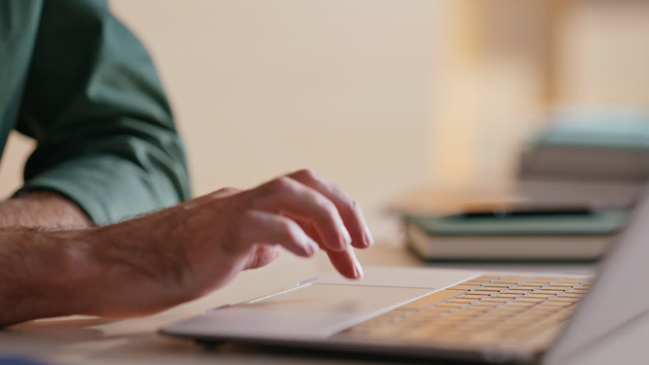 Primo piano di una mano che usa il touchpad del laptop