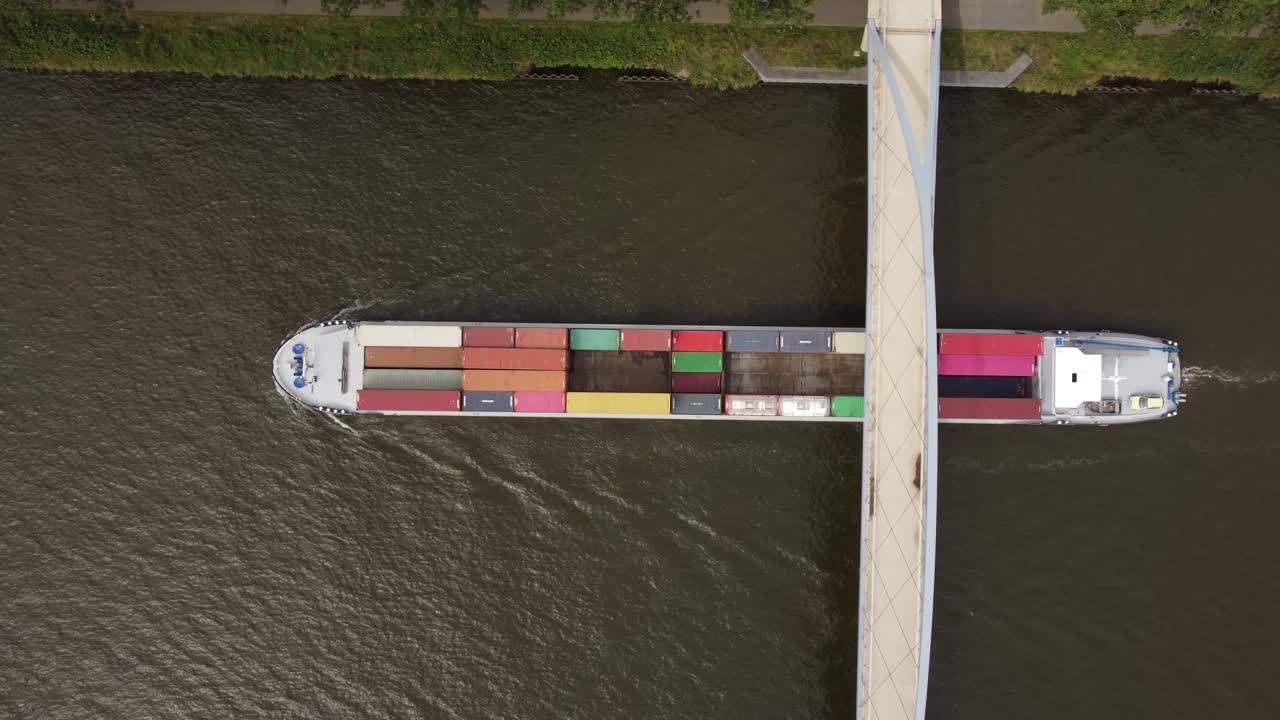 buque de carga de contenedores en el canal rijn de ámsterdam en los países bajos bajo el puente, vista de pájaro desde arriba hacia abajo