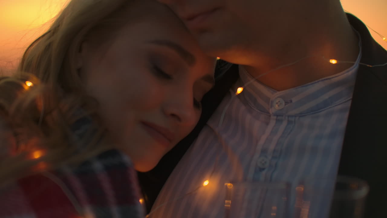 술을 마시며 지붕 위에 서 있는 두 연인들은 서로를 바라보고 지붕에서 만적인 저녁을 즐긴다.