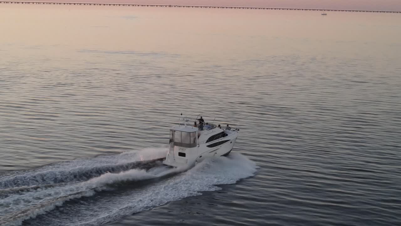 개인 모터 요트 순항 및 일몰 바다 표면에 웨이크를 떠나