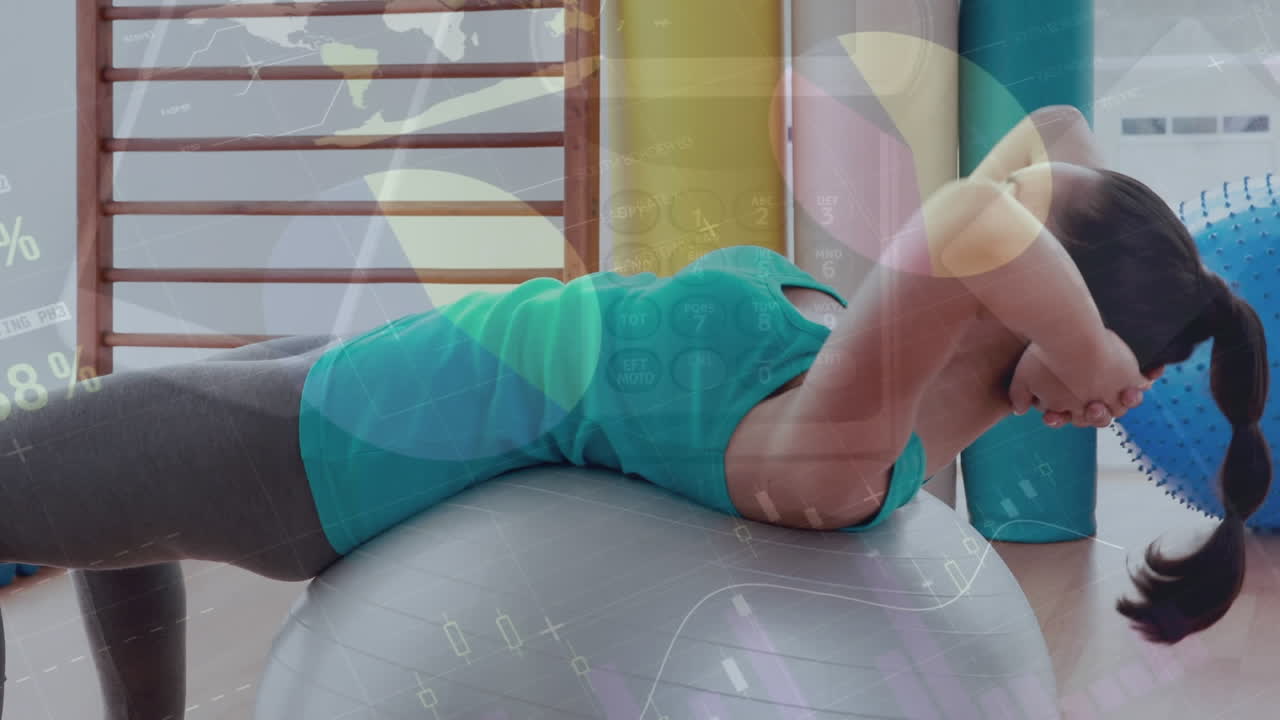 animación de procesamiento de datos contra mujer en forma caucásica haciendo ejercicio con pelota de ejercicio en el gimnasio