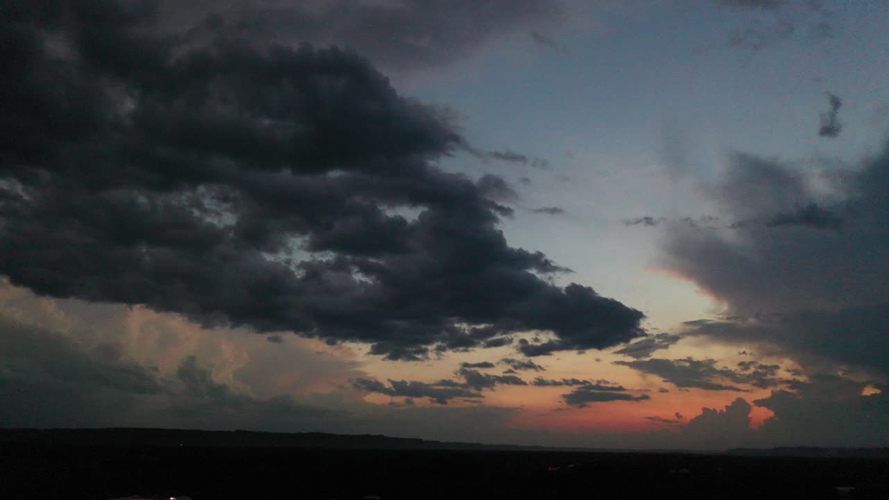 폭풍우 구름과 함께 극적인 일몰