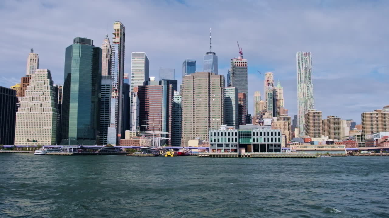 뉴욕 허드슨 강 위 에서 맨해튼 스카이라인 과 높은 초고층 빌딩 의 전망