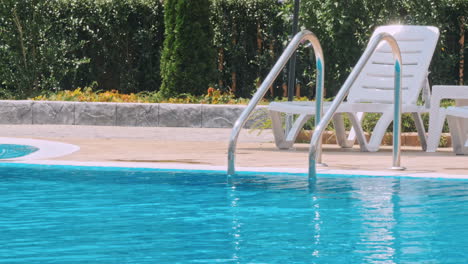 agarre barras escalera en la piscina azul