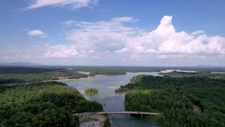 Veduta aerea dall'alto del Lago James, Carolina del Nord, bacino idrico del Lago James vicino a Morganton, Carolina del Nord.