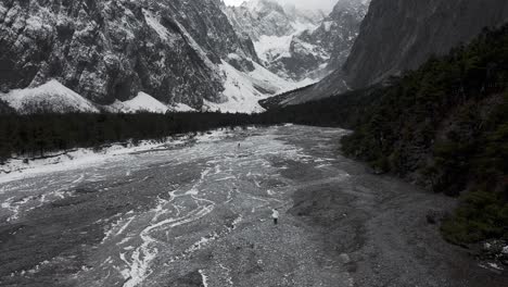 Montaña-Nevada-Del-Dragón-De-Jade-Yulong,-Antiguo-Valle-Del-Río-Glaciar,-En-Blanco-Y-Negro