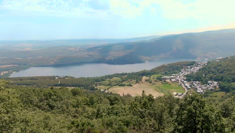 Lago-De-Sanabria-Al-Fondo-Y-San-Martin-De-Castañeda,-España