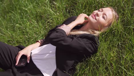 una mujer relajándose en la hierba.
