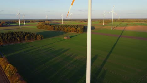 Vista-Lineal-Aérea-En-Un-Campo-De-Aerogeneradores-En-Alemania