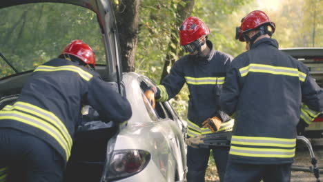 bomberos en el lugar de un accidente automovilístico