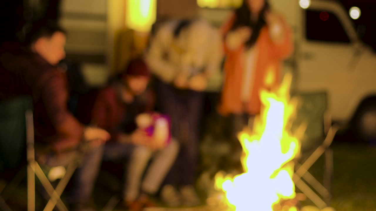 숲에서 어울리는 친구들의 흐릿한 영상