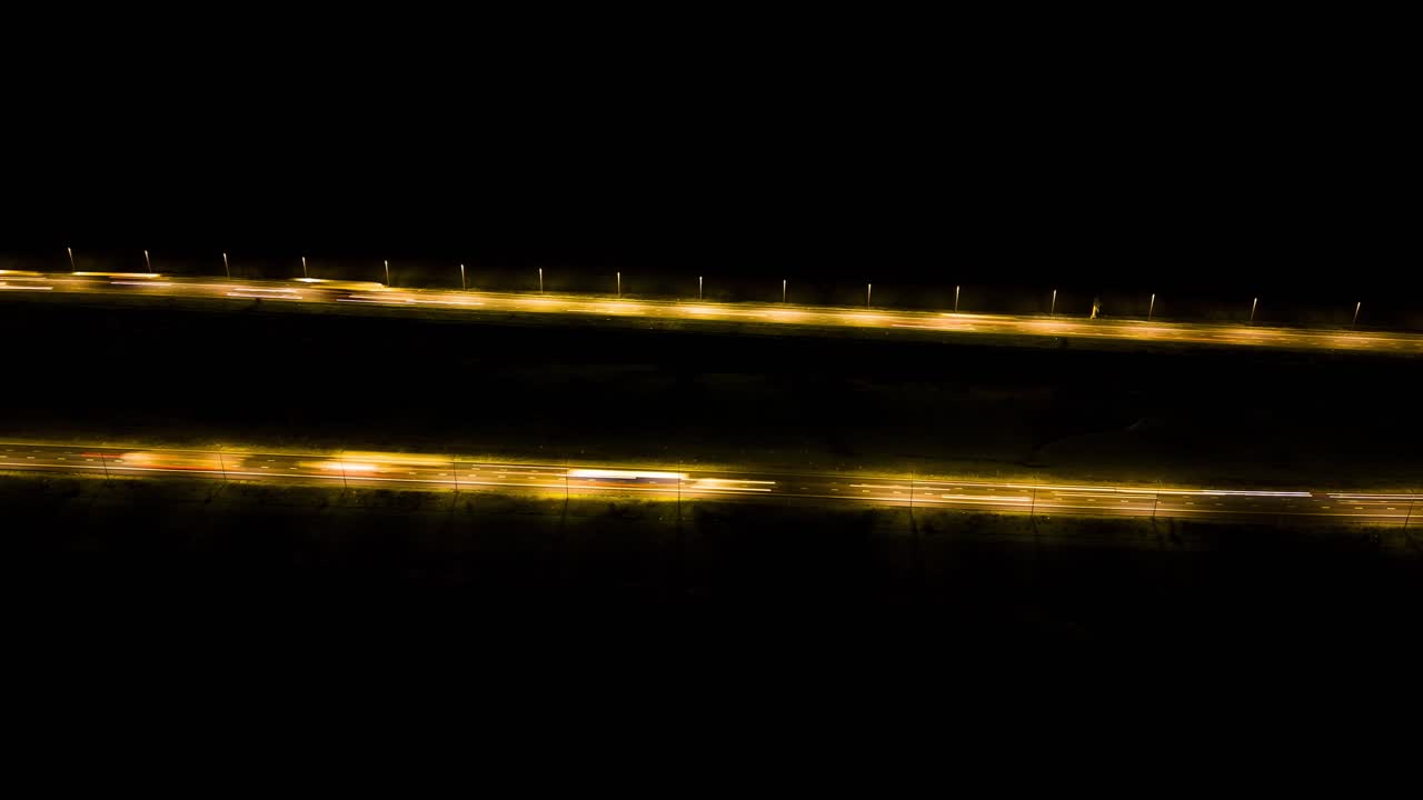 러시아워 교통 시간의 저녁에 m62의 하이퍼랩스, 느린 셔터 속도를 사용하여 줄무늬 트래픽의 오른쪽 패닝 하이퍼랩스