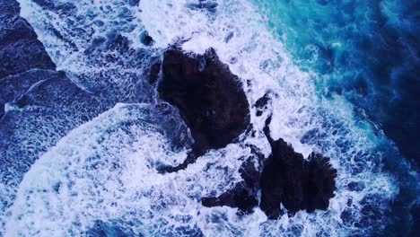 Tiro-De-Dron-De-Montañas-Y-Grandes-Olas-En-Islas-Canarias