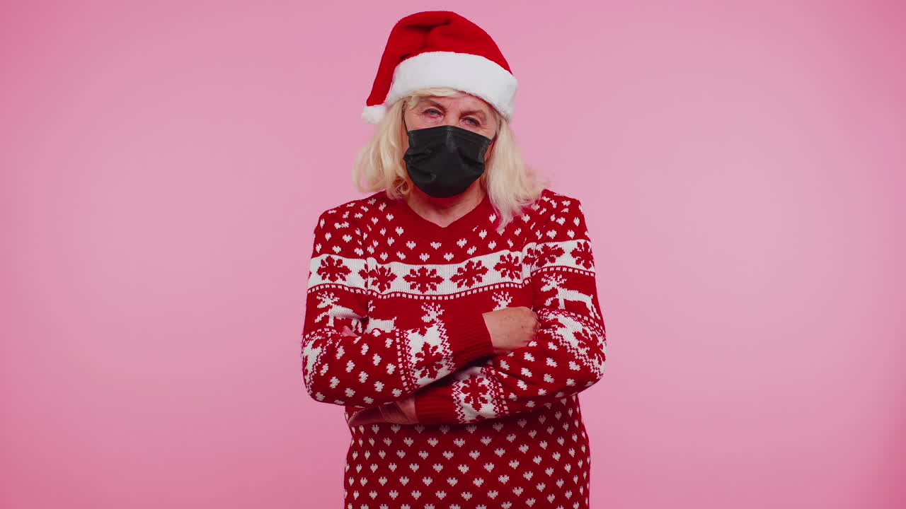 크리스마스 할머니는 얼굴 마스크를 착용하여 코로나 바이러스로부터 안전하게 격리됩니다.
