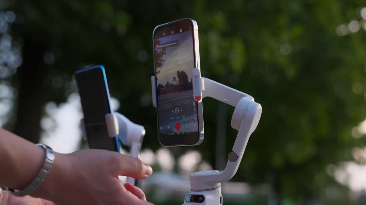 insta360 flujo vs dji osmo móvil gimbals modernos con teléfonos celulares instalados en modo retrato