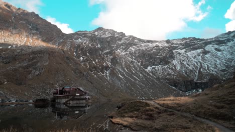 Un-Lago-Y-Una-Cabaña-En-Transfagarasan,-Rumania