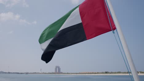 emiratos árabes unidos bandera del país ondeando en el poste del barco, de cerca