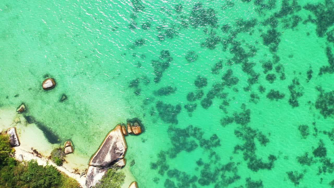 푸른 바닷물에 하얀 모래와 화강암 바위가 있는 열대 섬