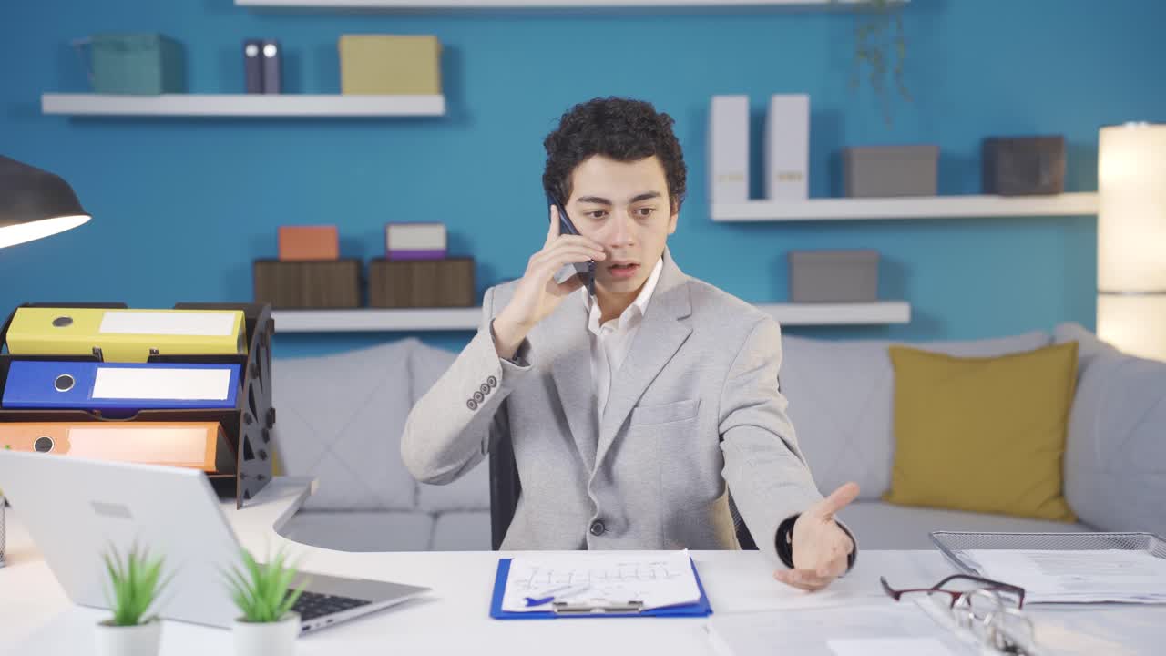 재미있는 소년은 사업가가 되는 꿈을 꾸고 있습니다.