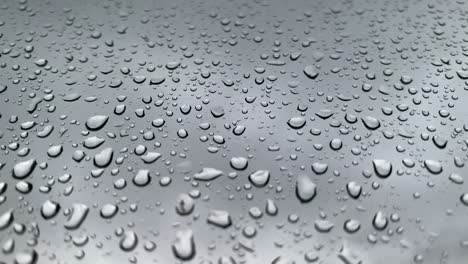 la pluie tombe sur la fenêtre pendant la saison des moussons.