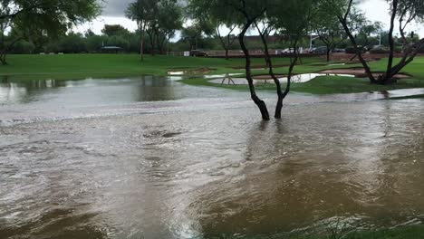 la cámara sigue las inundaciones en indian bend wash scottsdale, arizona