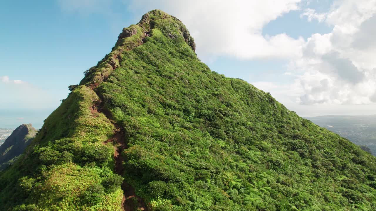 la exuberante vegetación cubre la montaña le pouce bajo un cielo soleado, vista aérea