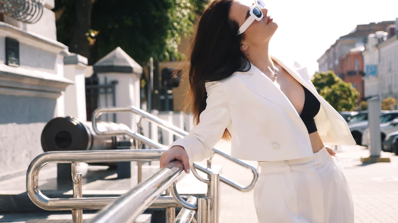 색 슈트를 입은 세련된 여성