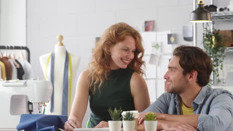 Estudiantes-Masculinos-Y-Femeninos-O-Dueños-De-Negocios-Que-Trabajan-En-Moda-Y-Se-Reúnen-En-El-Estudio