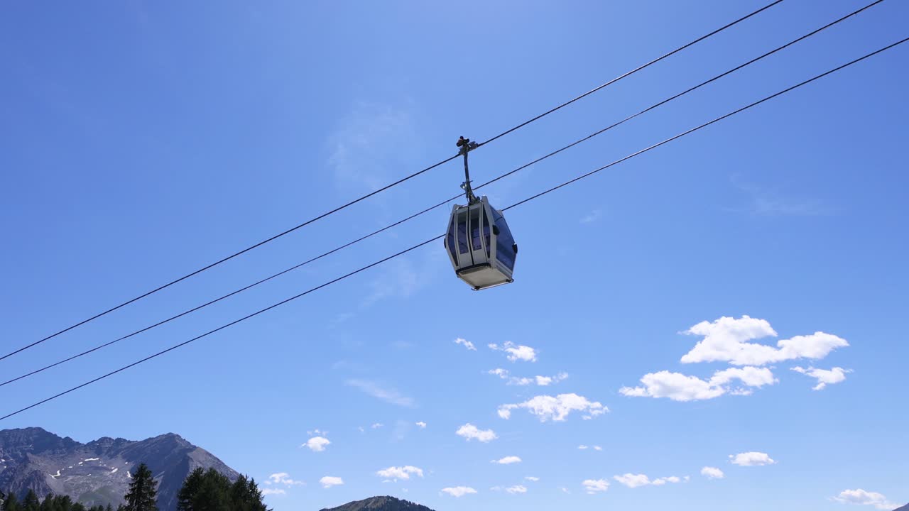 teleférico que se mueve sobre un paisaje montañoso pintoresco