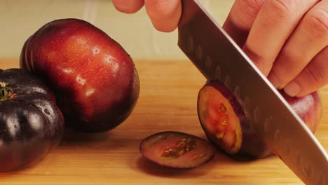 slicing purple tomatoes