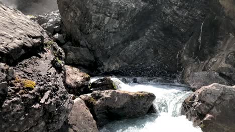 toma en cámara lenta de agua de un río de montaña bajando