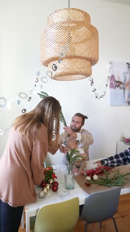 família preparando decorações de natal