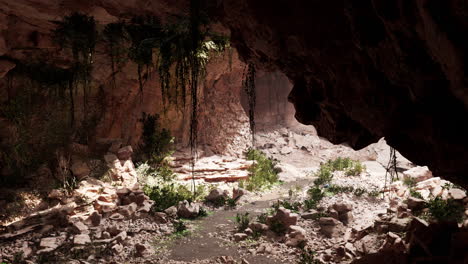 Höhle-In-Einem-Erloschenen-Vulkan,-Bedeckt-Mit-Gras-Und-Pflanzen