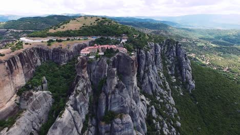 Die-Drohnenansicht-Zeigt-Majestätische-Klöster-Und-Felsformationen-Von-Meteora,-Griechenland