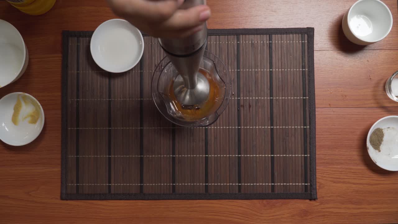 전기 믹서기로 혼합 소스 재료, 평면도