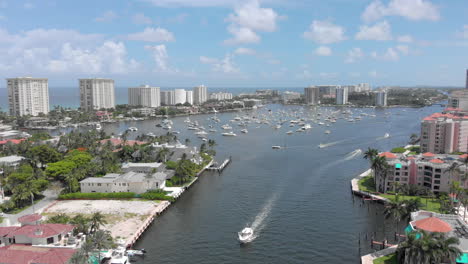 un dron en movimiento hacia adelante disparó sobre un canal fluvial para botes y yates en fort lauderdale, miami, florida beach life