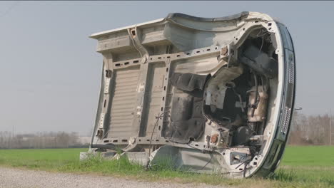 la cabina de una furgoneta destruida y abandonada en un campo en el campo durante el día soleado - tiro derecho deslizante medio