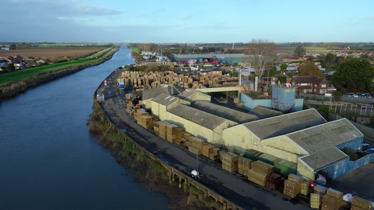 Fluss Nene Logistik: Luftbild-Drohnenperspektive von Schifffahrtskanälen und industriellen Kaianlagen in Wisbech, UK