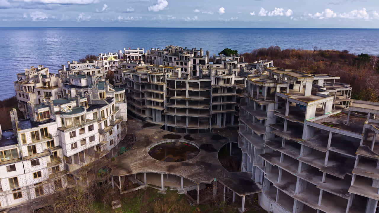 Resort costiero abbandonato svela una bellezza spettrale con vista sul mare tranquillo in un pomeriggio soleggiato